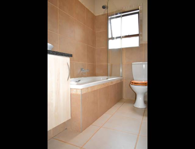 2 bed property to rent in JUKSKEI PARK